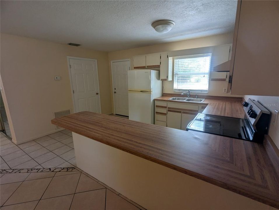 For Rent: $1,400 (2 beds, 1 baths, 844 Square Feet)