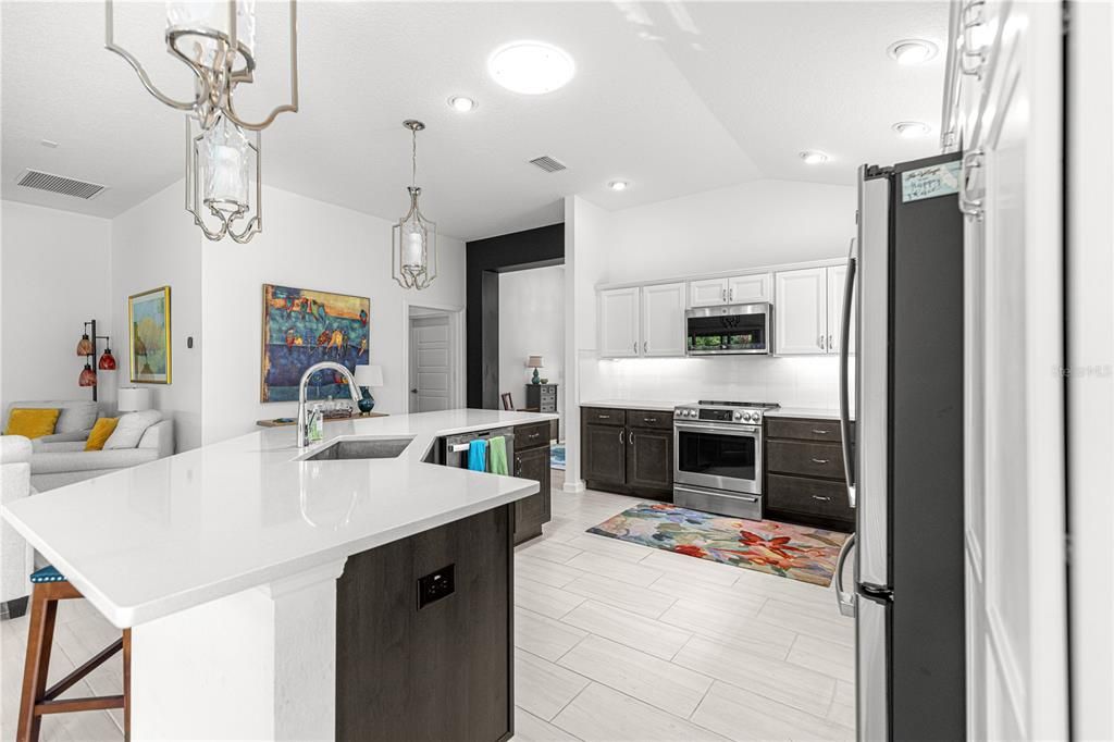 En Venta: $725,000 (3 camas, 3 baños, 1945 Pies cuadrados)