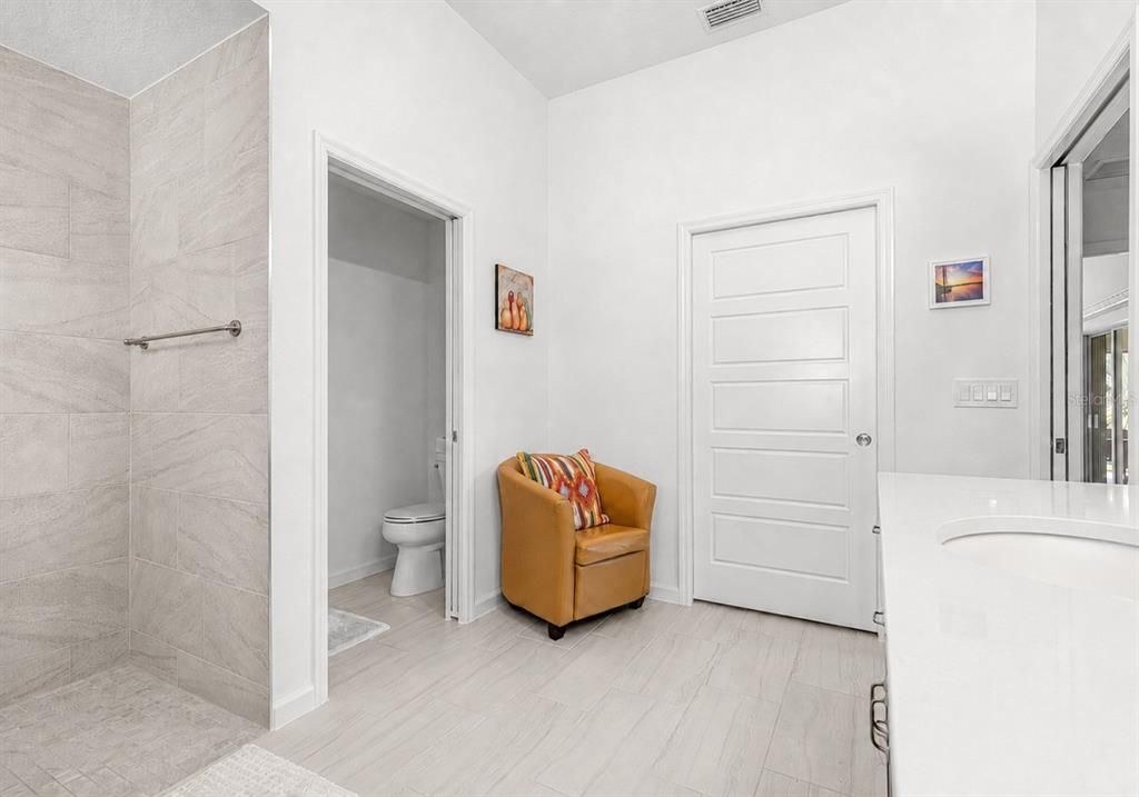 En Venta: $725,000 (3 camas, 3 baños, 1945 Pies cuadrados)