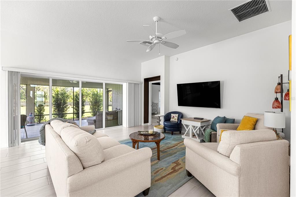 En Venta: $725,000 (3 camas, 3 baños, 1945 Pies cuadrados)
