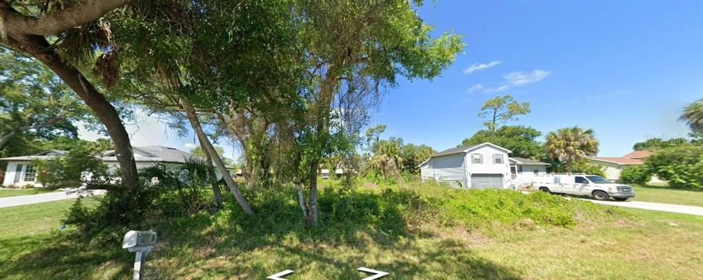 На продажу: $36,000 (0.23 acres)