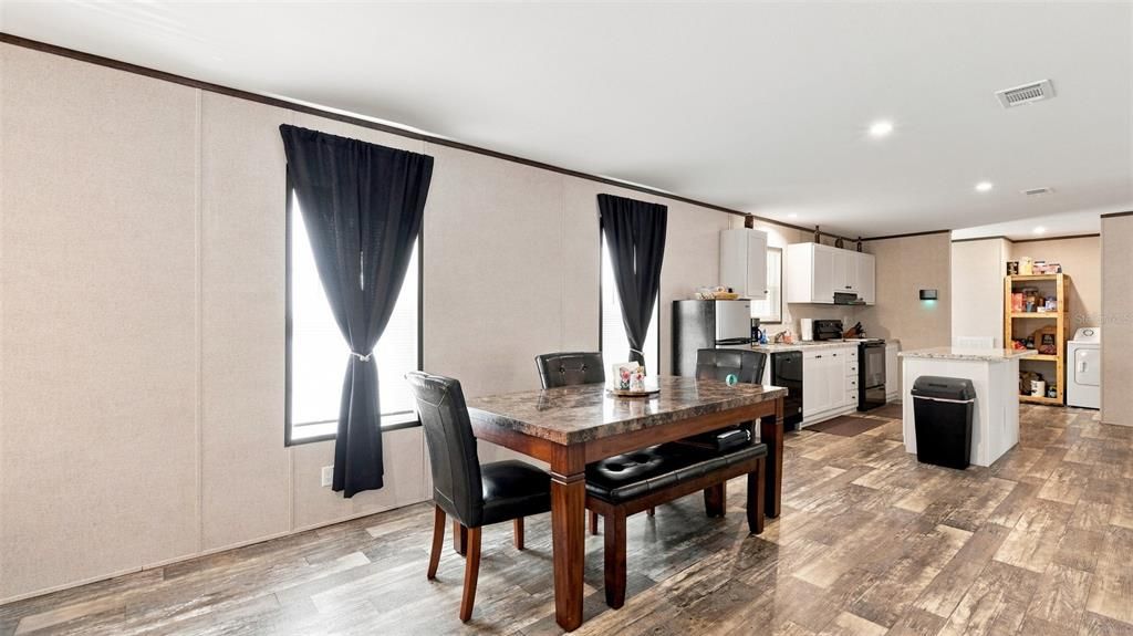 En Venta: $230,000 (4 camas, 2 baños, 1836 Pies cuadrados)