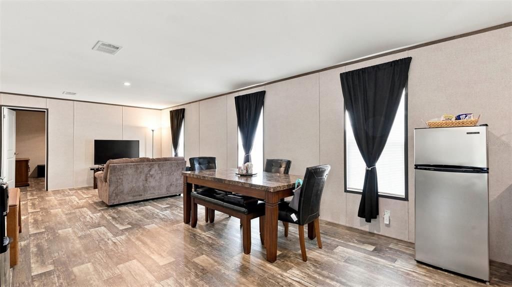 En Venta: $230,000 (4 camas, 2 baños, 1836 Pies cuadrados)