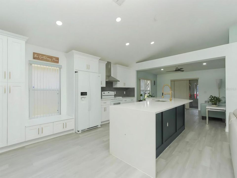 На продажу: $389,999 (4 спален, 2 ванн, 1874 Квадратных фут)