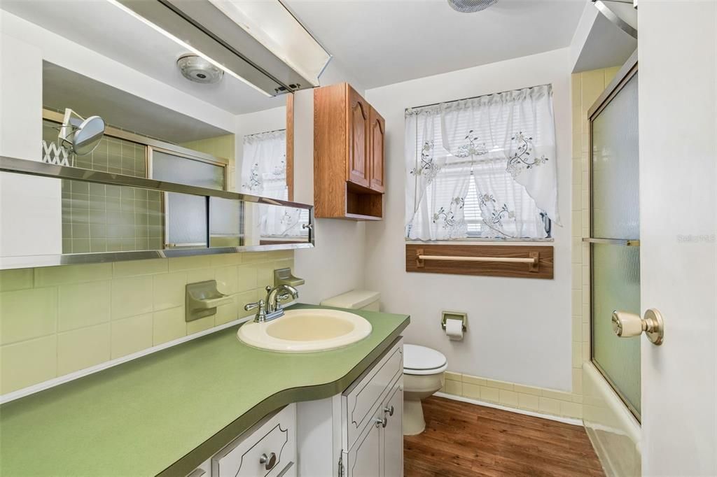На продажу: $158,000 (2 спален, 1 ванн, 1028 Квадратных фут)
