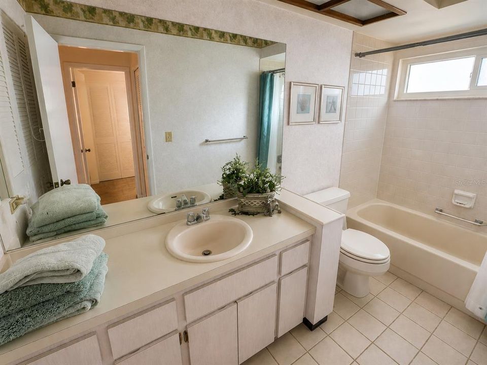 En Venta: $339,000 (2 camas, 2 baños, 1361 Pies cuadrados)