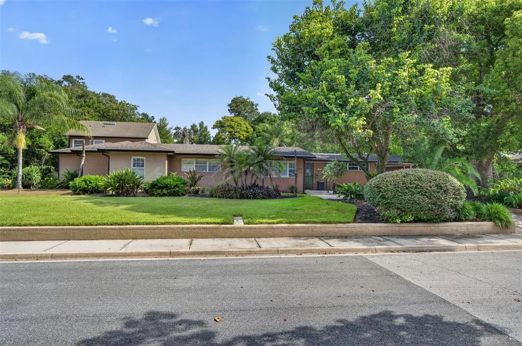 На продажу: $997,500 (0.55 acres)