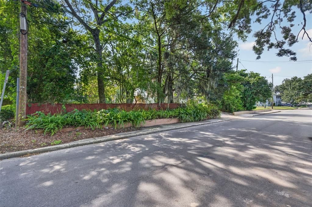 На продажу: $997,500 (0.55 acres)