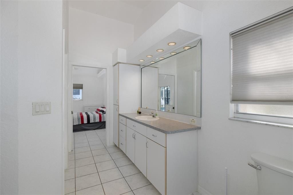 Activo con contrato: $469,900 (4 camas, 2 baños, 1831 Pies cuadrados)