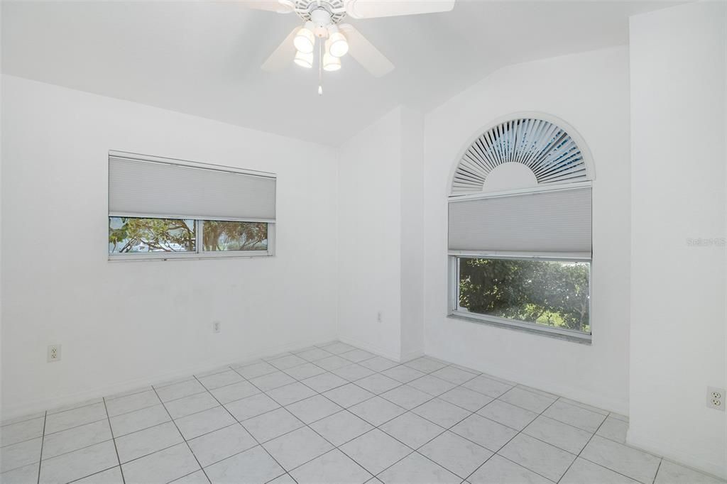 Activo con contrato: $469,900 (4 camas, 2 baños, 1831 Pies cuadrados)