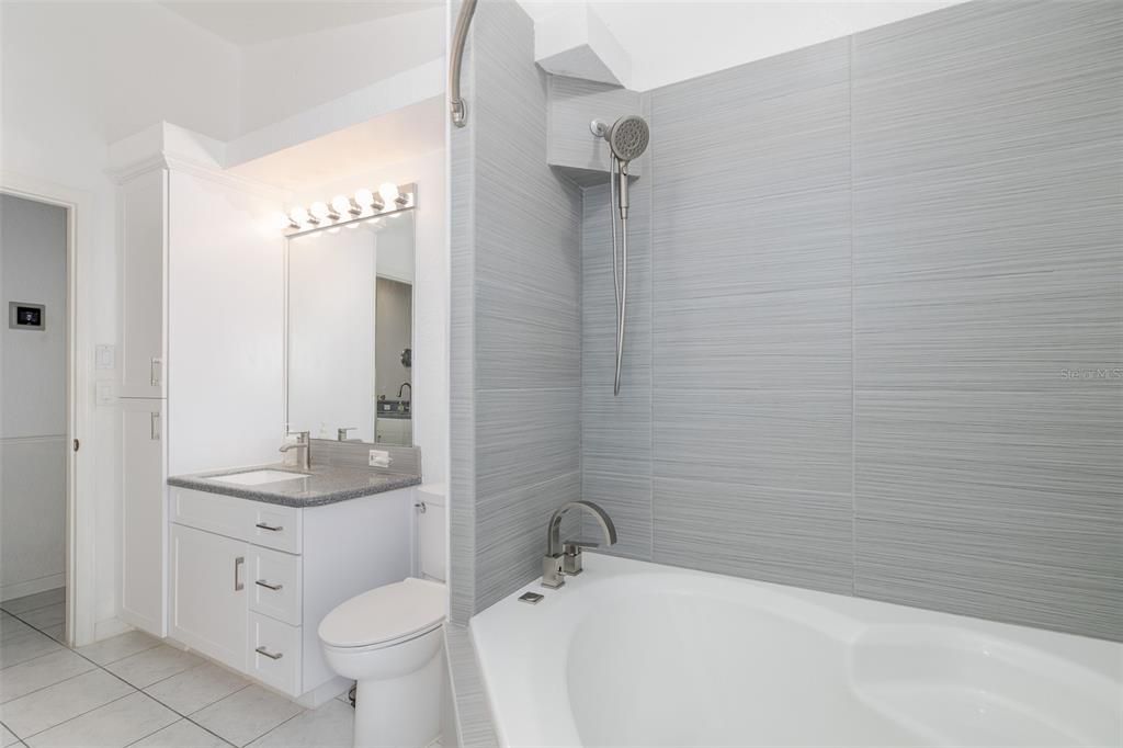Activo con contrato: $469,900 (4 camas, 2 baños, 1831 Pies cuadrados)