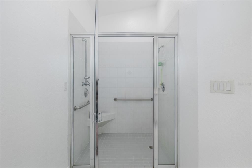 Activo con contrato: $469,900 (4 camas, 2 baños, 1831 Pies cuadrados)