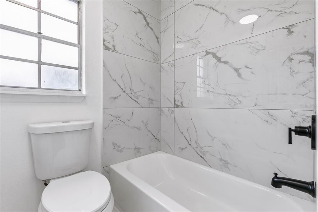 На продажу: $265,000 (2 спален, 1 ванн, 975 Квадратных фут)
