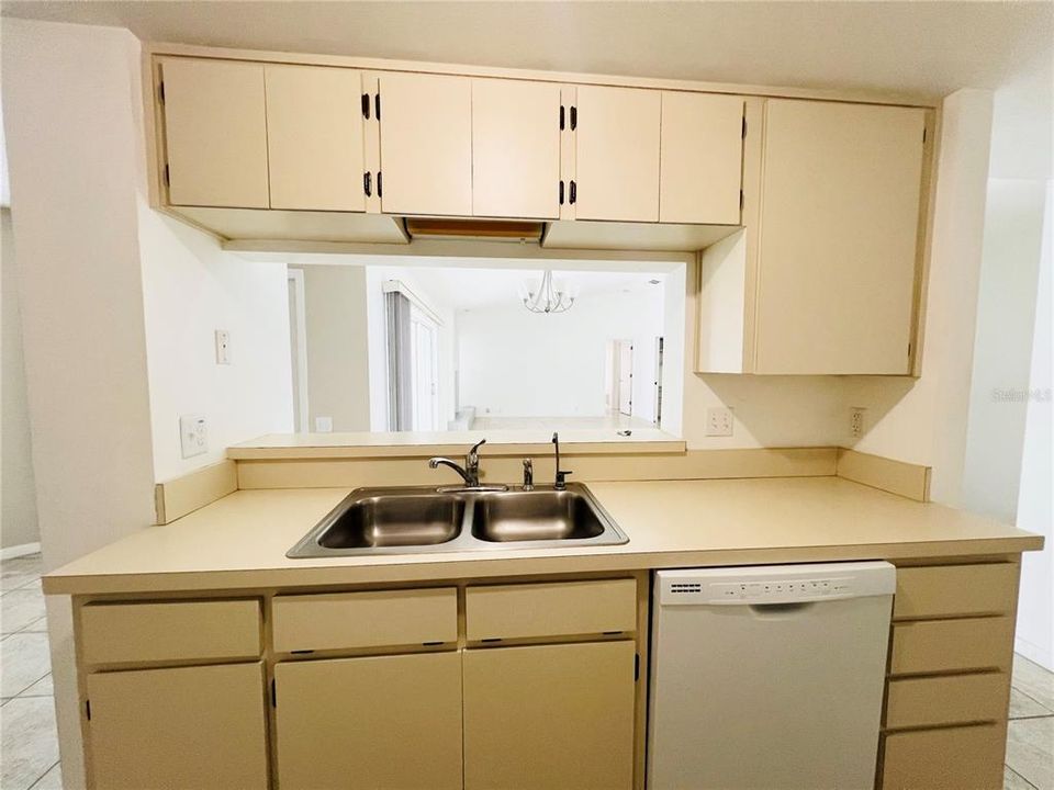 En Venta: $345,000 (3 camas, 3 baños, 1942 Pies cuadrados)