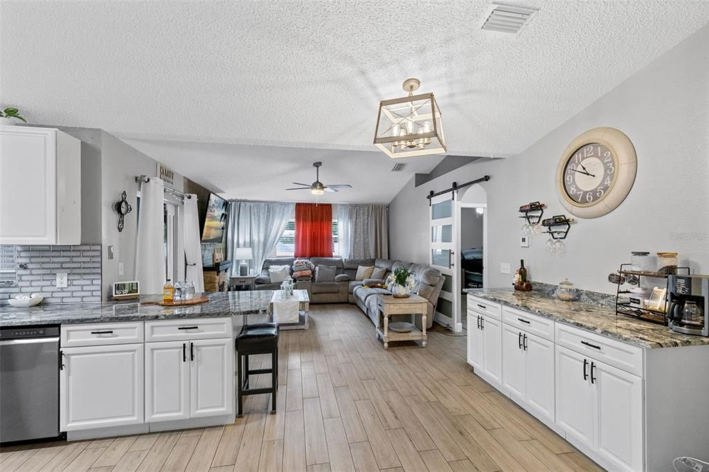 На продажу: $365,000 (3 спален, 2 ванн, 1708 Квадратных фут)