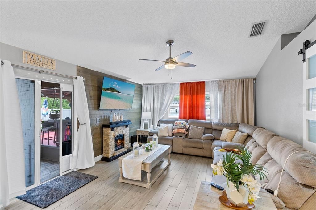 На продажу: $365,000 (3 спален, 2 ванн, 1708 Квадратных фут)