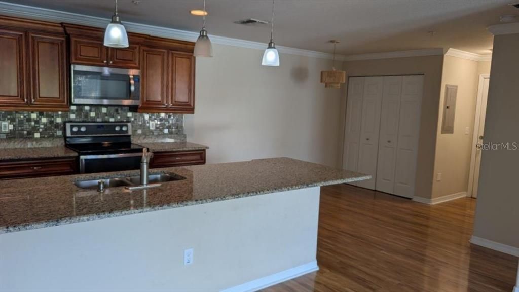 For Sale: $215,000 (3 beds, 2 baths, 1228 Square Feet)