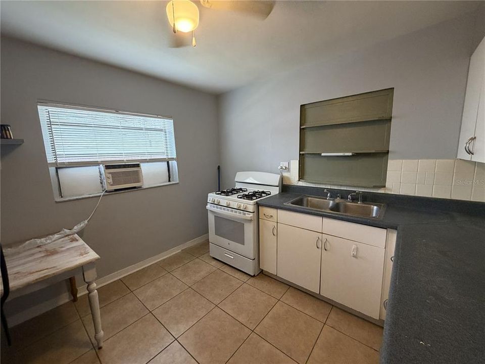 For Rent: $1,700 (2 beds, 1 baths, 770 Square Feet)