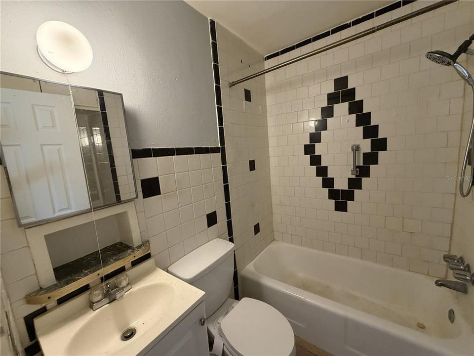 For Rent: $1,700 (2 beds, 1 baths, 770 Square Feet)