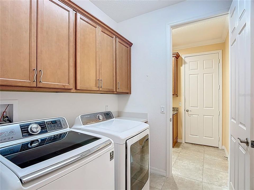 Под контрактом: $2,400 (4 спален, 3 ванн, 2430 Квадратных фут)