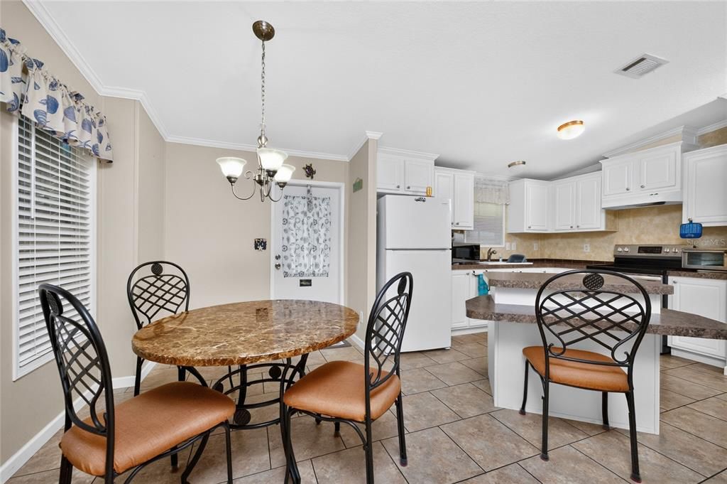 На продажу: $175,000 (2 спален, 2 ванн, 864 Квадратных фут)