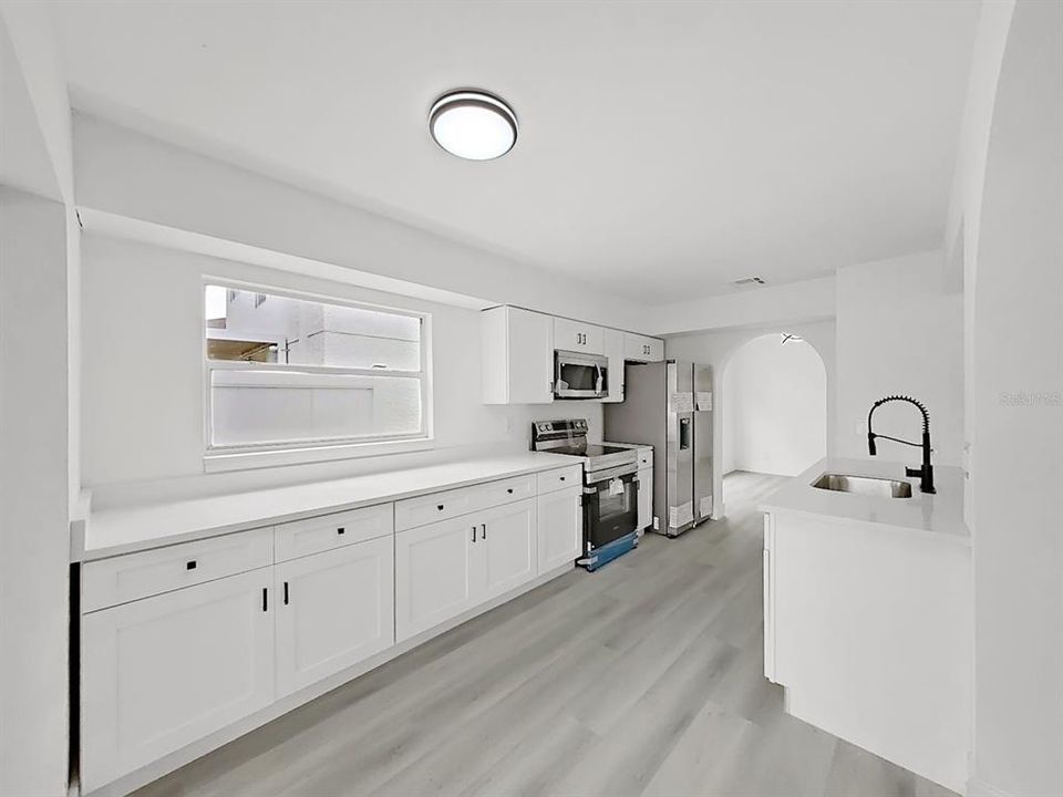 На продажу: $385,000 (4 спален, 2 ванн, 2115 Квадратных фут)