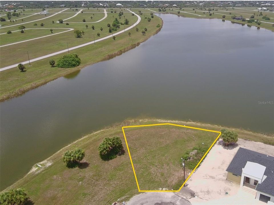 На продажу: $48,000 (0.18 acres)