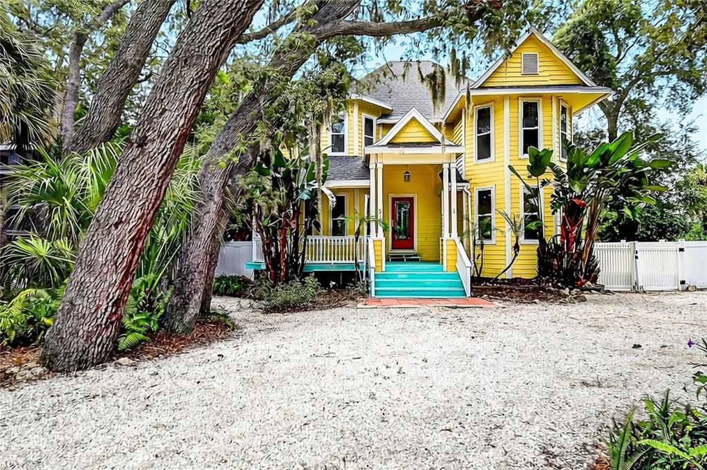 For Sale: $749,900 (3 beds, 2 baths, 2209 Square Feet)