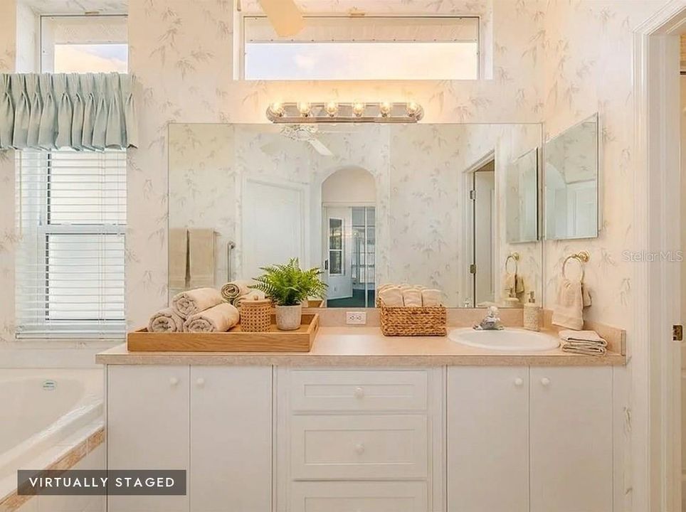 На продажу: $359,900 (2 спален, 2 ванн, 1685 Квадратных фут)