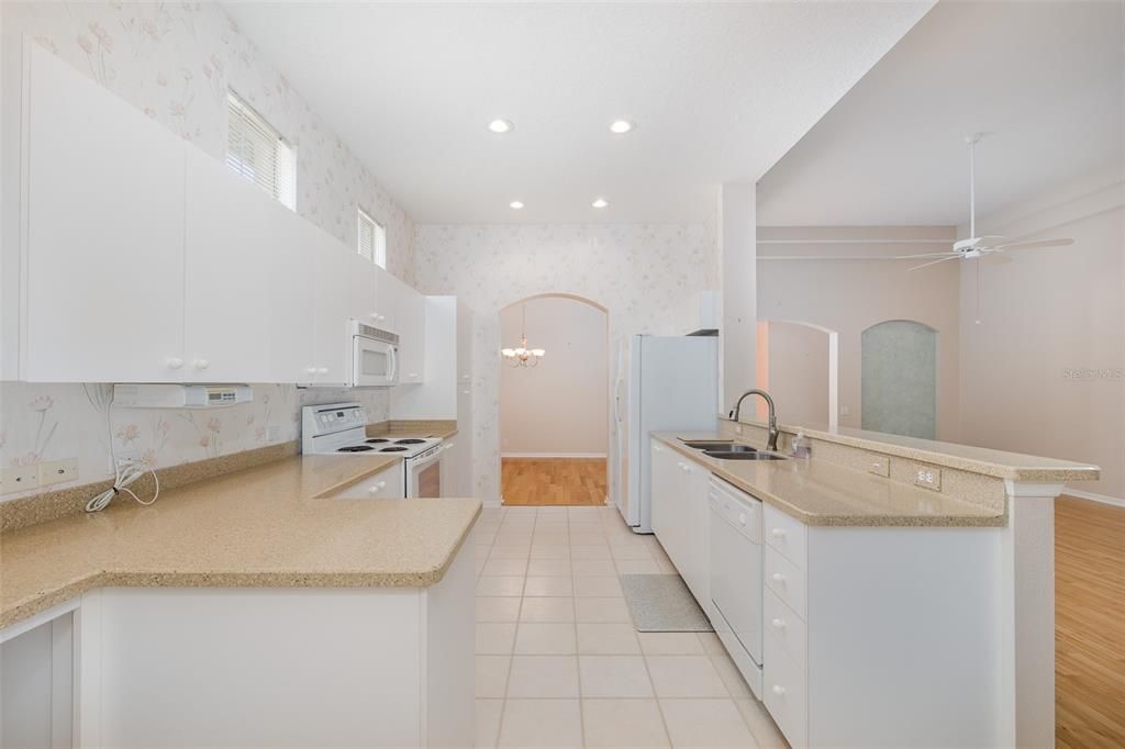 На продажу: $359,900 (2 спален, 2 ванн, 1685 Квадратных фут)