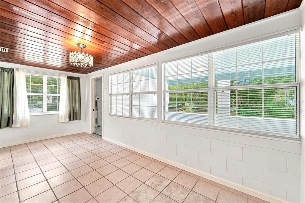 На продажу: $259,900 (2 спален, 1 ванн, 967 Квадратных фут)