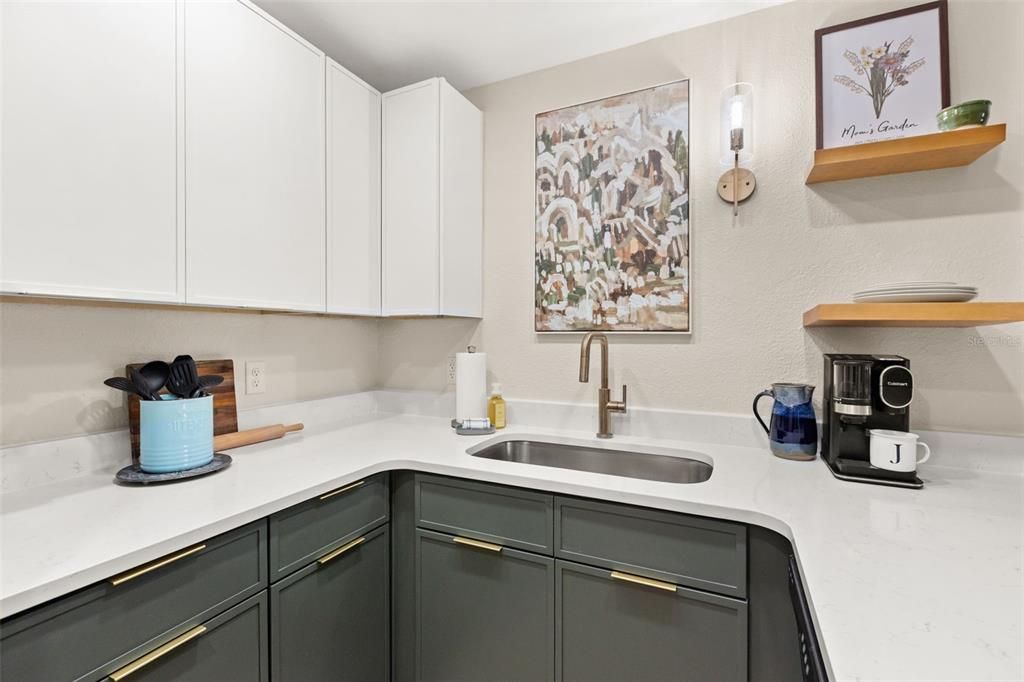 For Sale: $139,900 (1 beds, 1 baths, 1000 Square Feet)