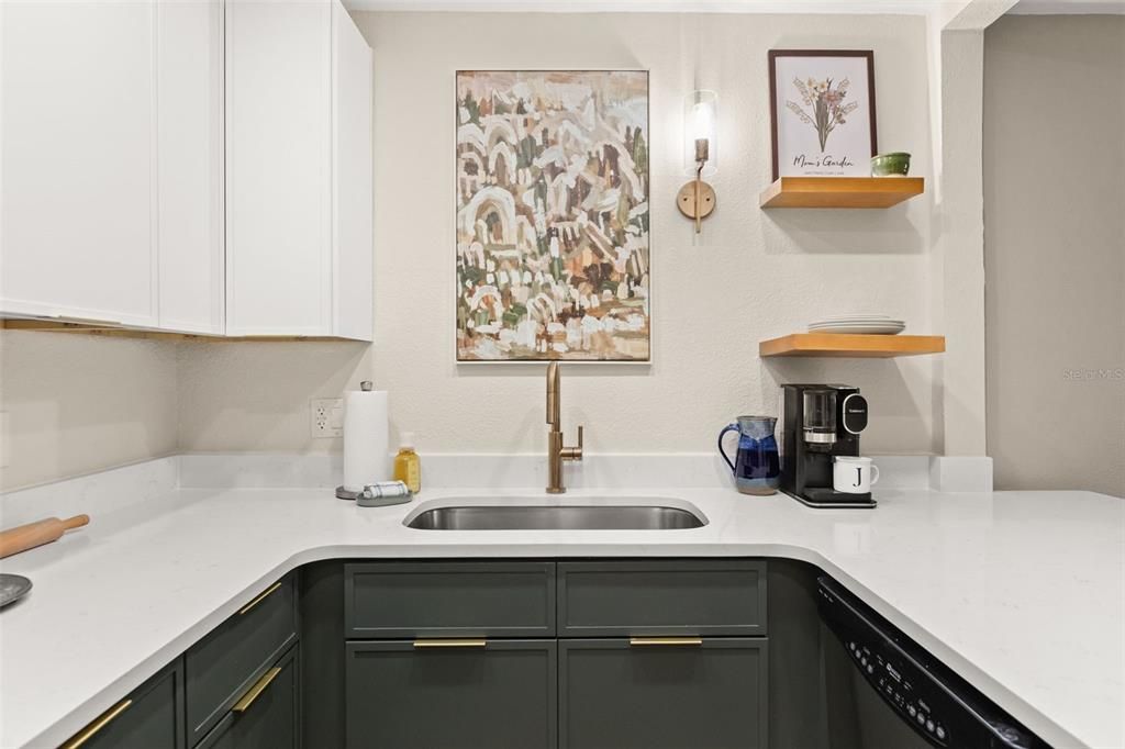 For Sale: $139,900 (1 beds, 1 baths, 1000 Square Feet)