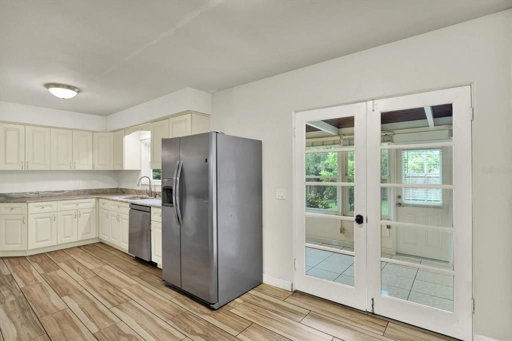 For Rent: $2,300 (2 beds, 2 baths, 1242 Square Feet)