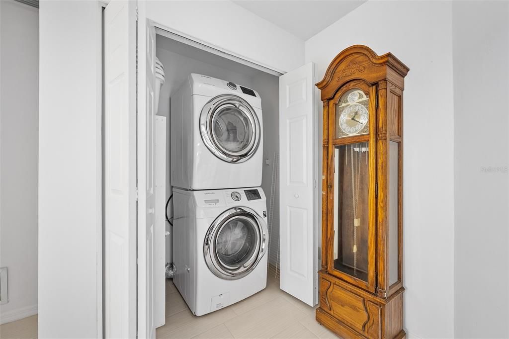 Activo con contrato: $439,000 (2 camas, 2 baños, 2430 Pies cuadrados)