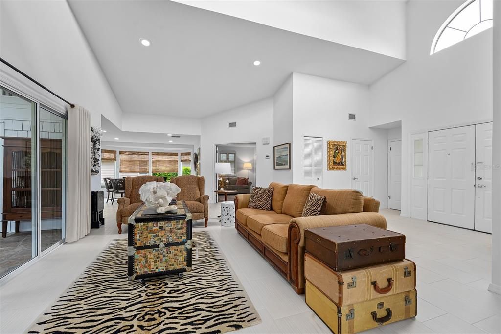Activo con contrato: $439,000 (2 camas, 2 baños, 2430 Pies cuadrados)