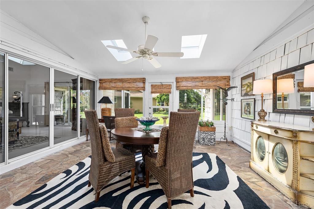 Activo con contrato: $439,000 (2 camas, 2 baños, 2430 Pies cuadrados)