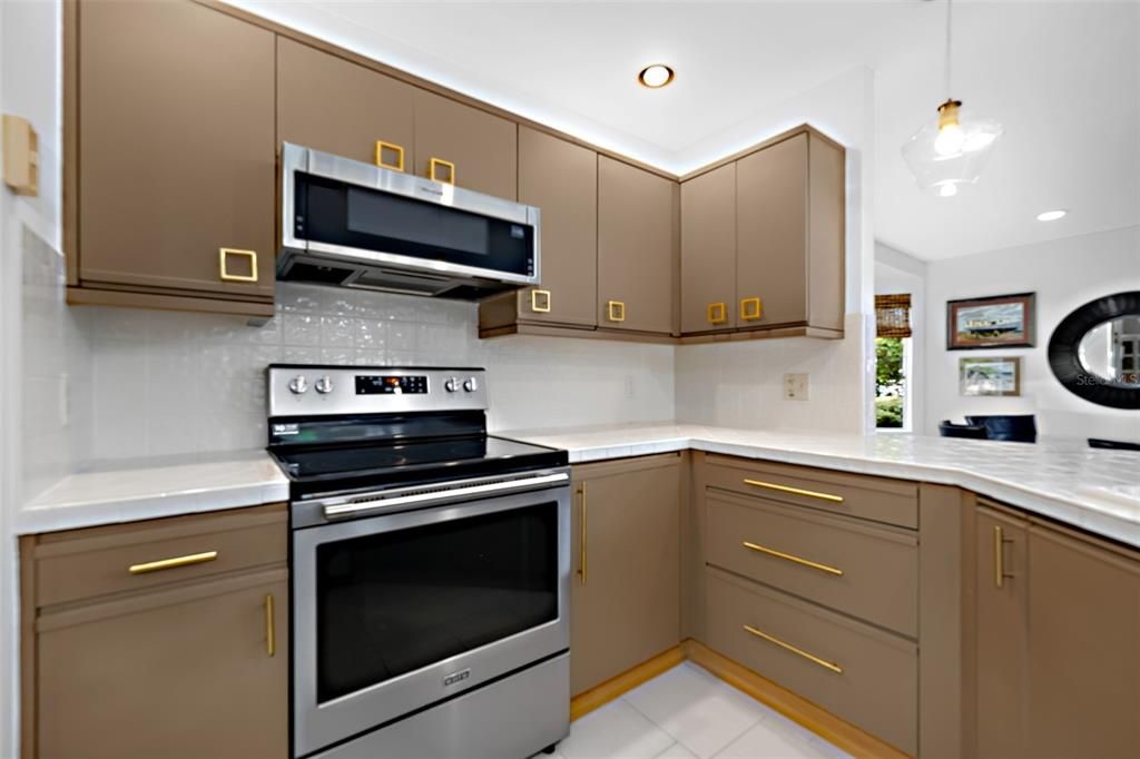 Activo con contrato: $439,000 (2 camas, 2 baños, 2430 Pies cuadrados)