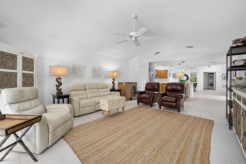 Activo con contrato: $439,000 (2 camas, 2 baños, 2430 Pies cuadrados)