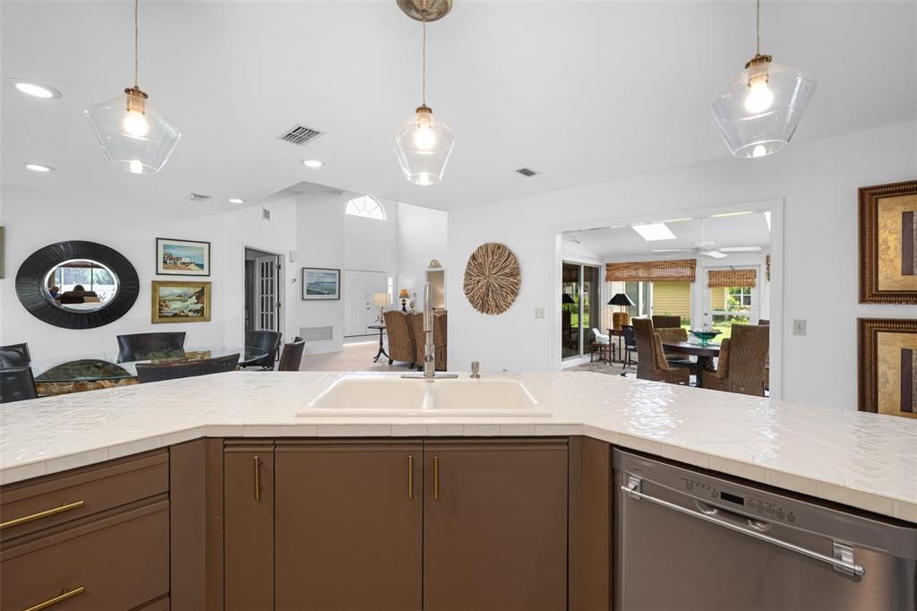 Activo con contrato: $439,000 (2 camas, 2 baños, 2430 Pies cuadrados)