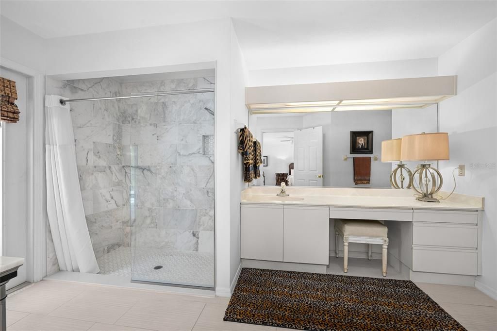Activo con contrato: $439,000 (2 camas, 2 baños, 2430 Pies cuadrados)