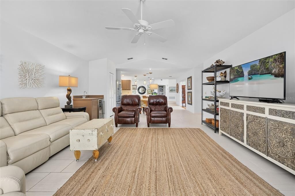 Activo con contrato: $439,000 (2 camas, 2 baños, 2430 Pies cuadrados)