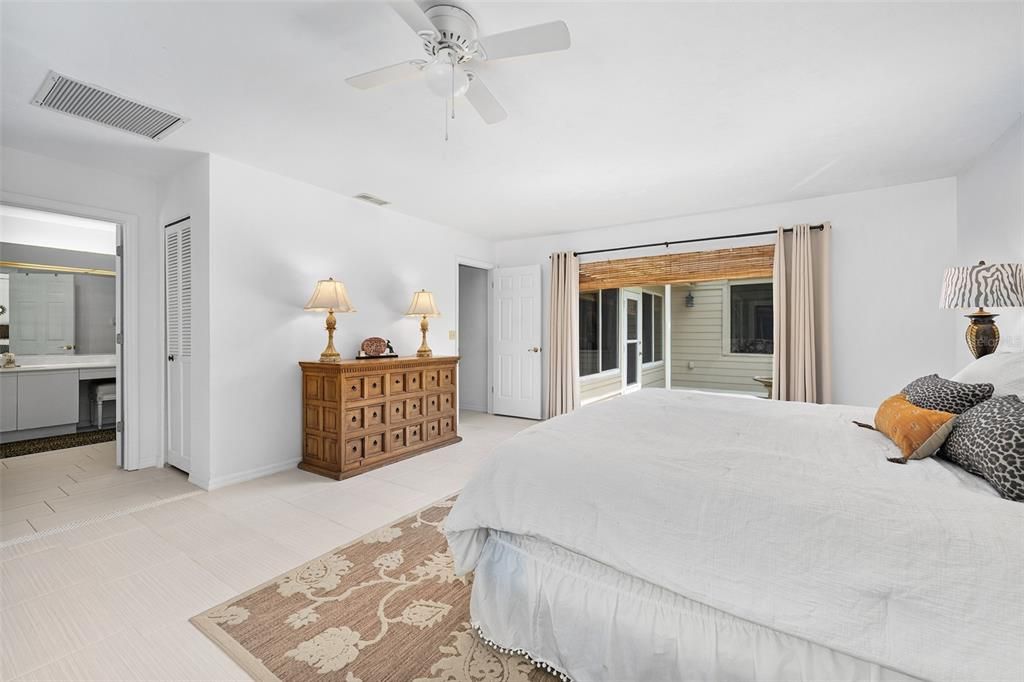 Activo con contrato: $439,000 (2 camas, 2 baños, 2430 Pies cuadrados)