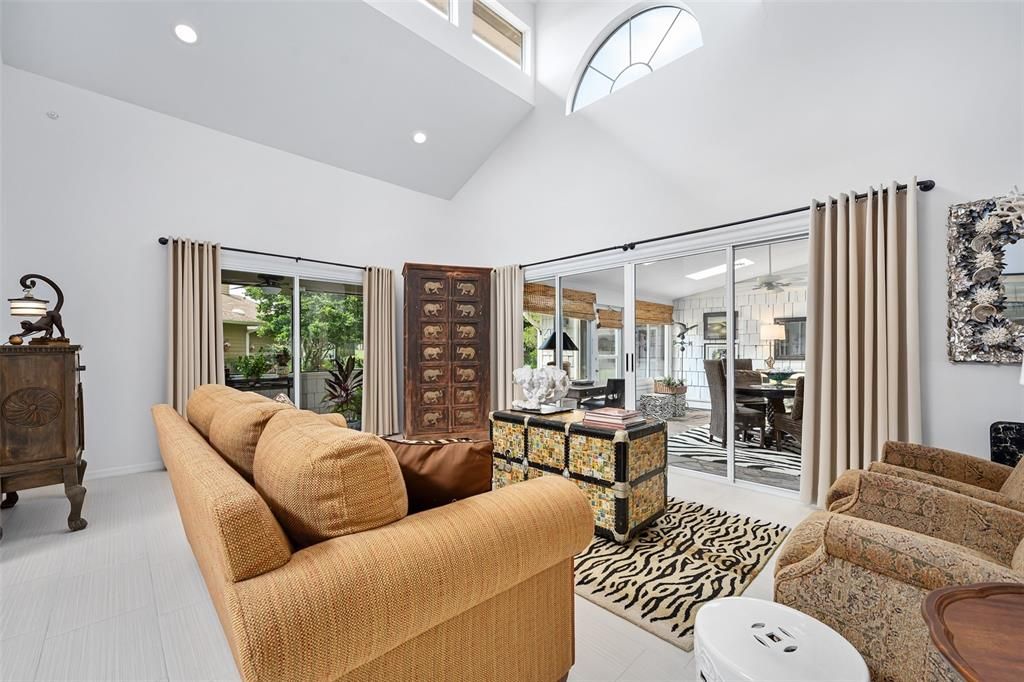 Activo con contrato: $439,000 (2 camas, 2 baños, 2430 Pies cuadrados)