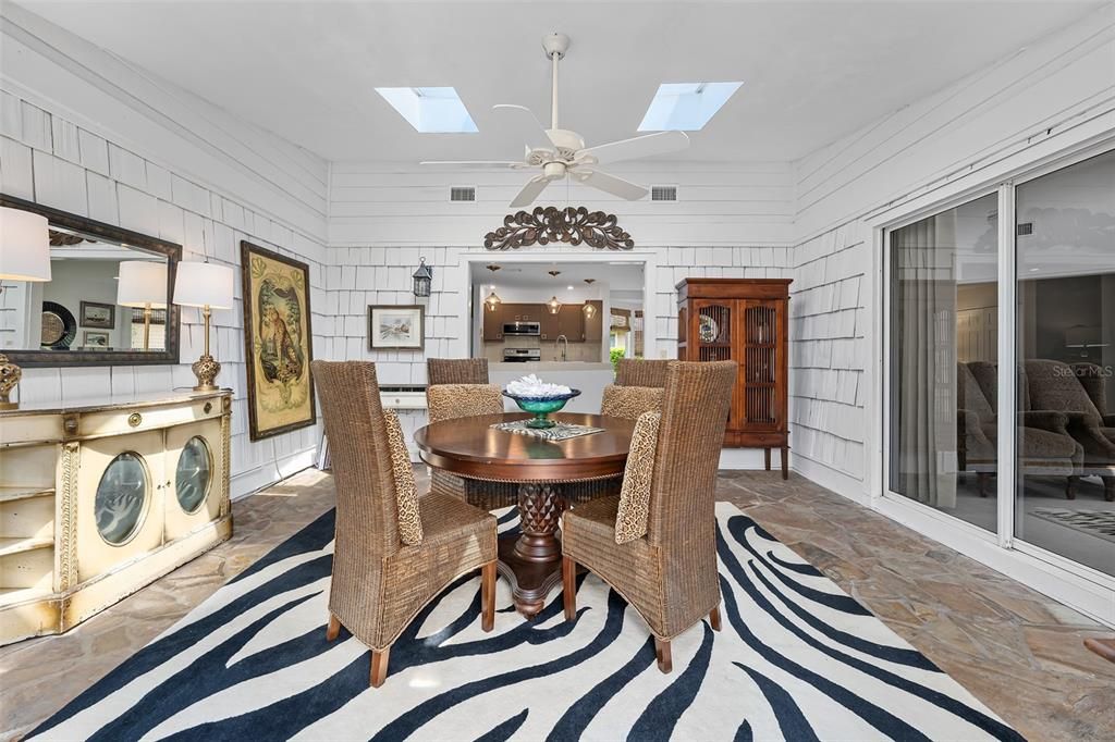 Activo con contrato: $439,000 (2 camas, 2 baños, 2430 Pies cuadrados)