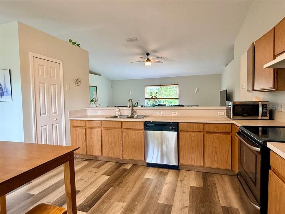For Sale: $289,999 (3 beds, 2 baths, 1504 Square Feet)