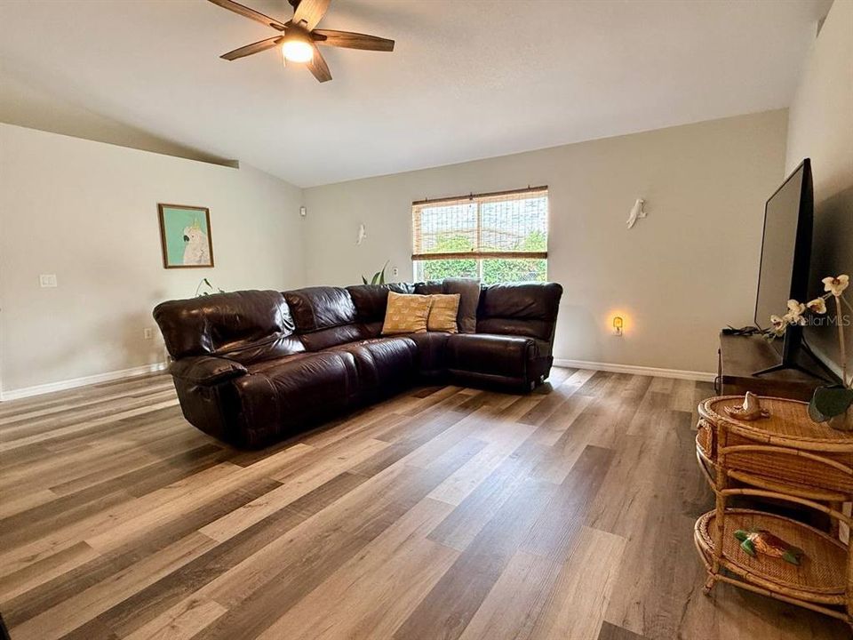 For Sale: $289,999 (3 beds, 2 baths, 1504 Square Feet)