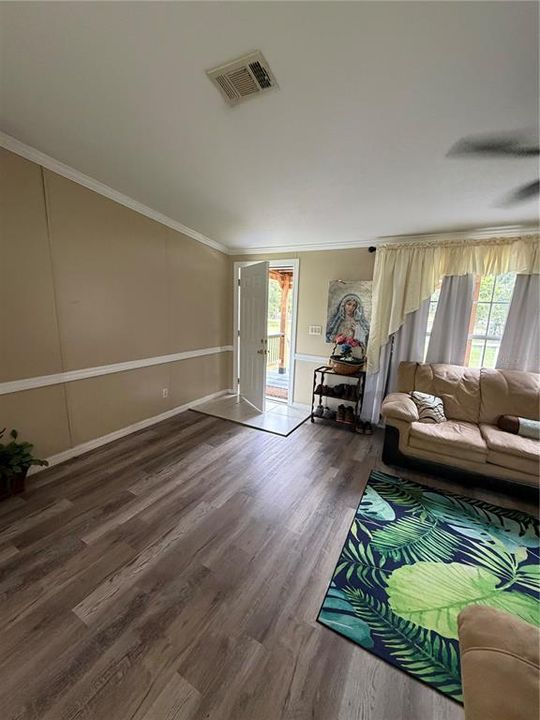 For Sale: $399,900 (3 beds, 2 baths, 1404 Square Feet)