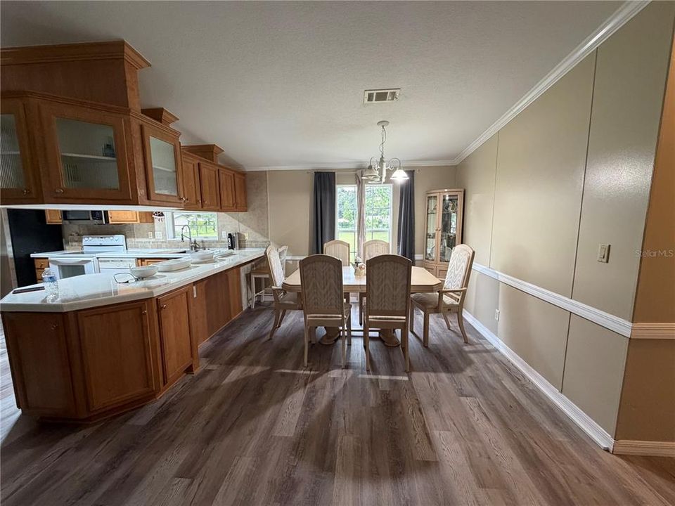 For Sale: $399,900 (3 beds, 2 baths, 1404 Square Feet)
