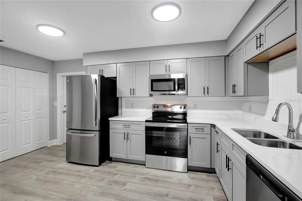 На продажу: $319,900 (4 спален, 2 ванн, 1296 Квадратных фут)